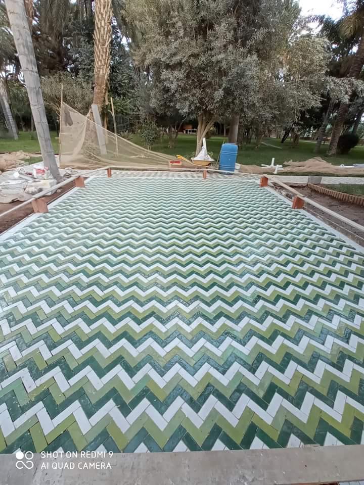 Green and white zigzag zellige terrace